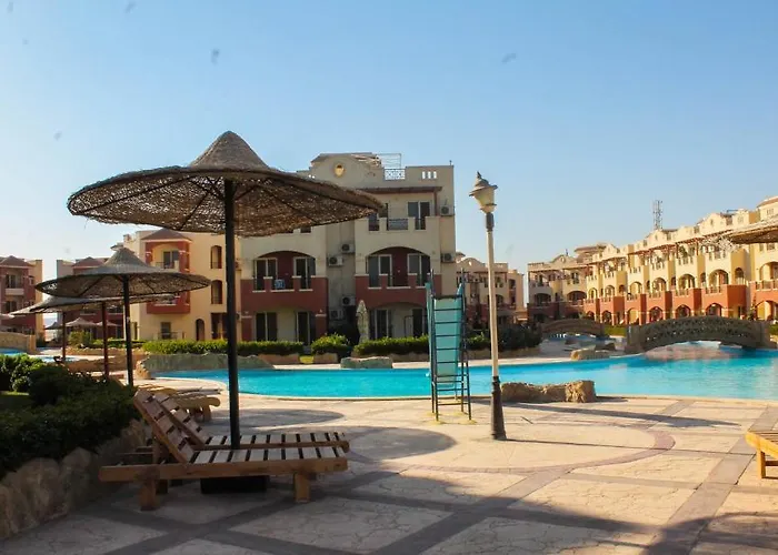منتجع لاسيرينا بيتش - للعائلات فقط 3*